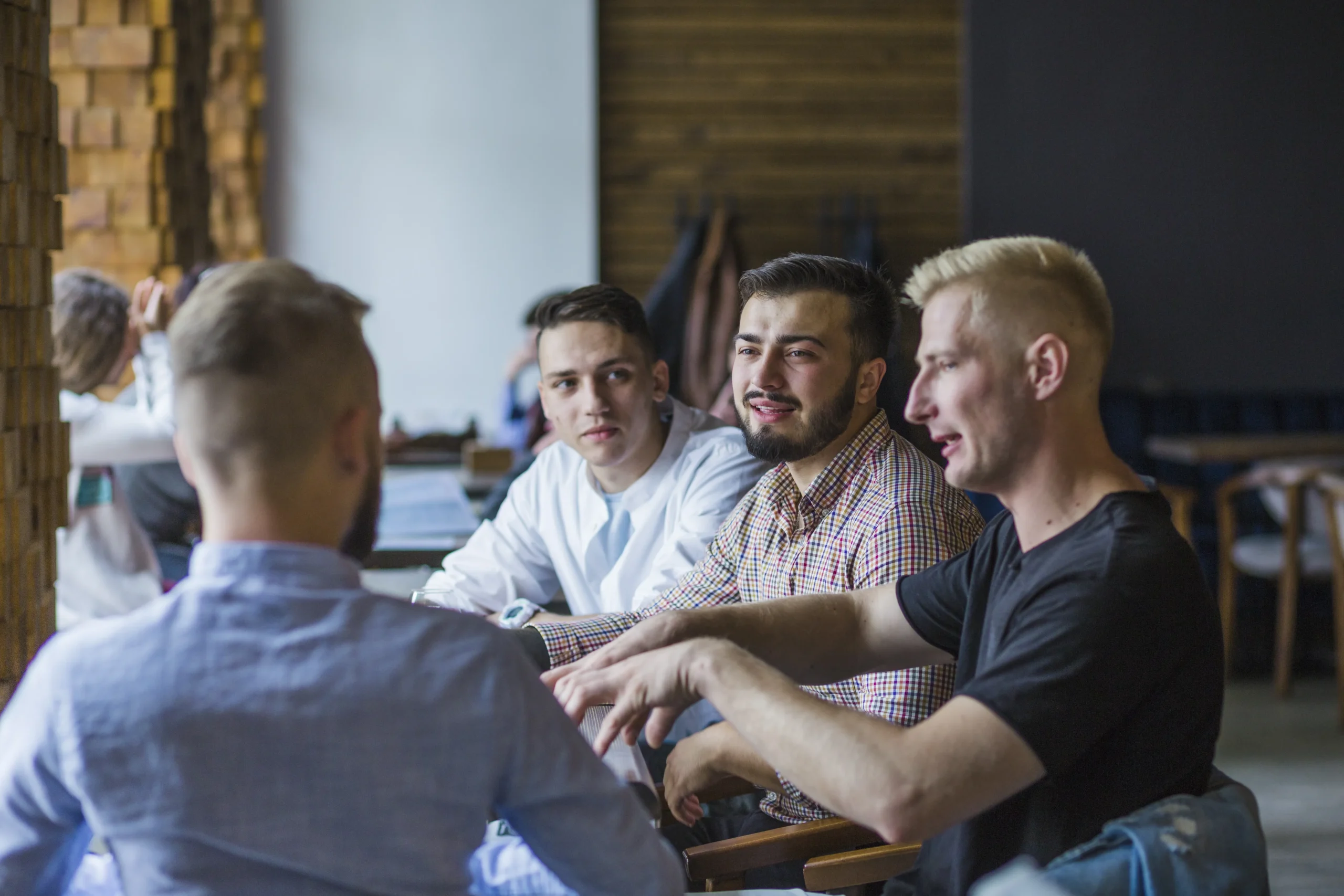 Grupo de amigos adultos conversando en un restaurante