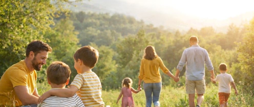 Familias disfrutando de actividades de ocio al aire libre