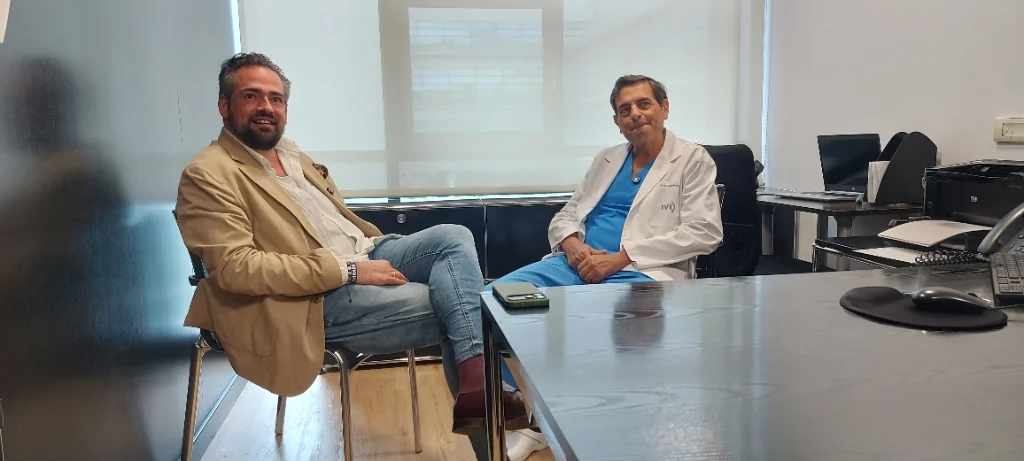 El Dr. Balmori en su despacho de consulta