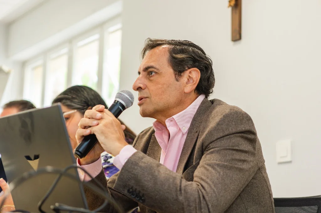 El Dr. Balmori durante una intervención quirúrgica